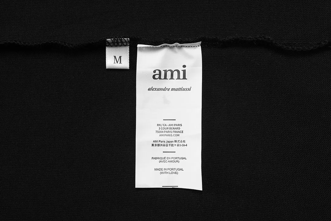 AMI PARIS 2026New Arrival Official website Same Style Imported machine high-density embroidered love letters logo Men and women Same Style short-sleeved T-shirt ·Customized 300 grams of 100% double yarn pure cotton fabric ·Dyeing of 32 double-strand threads ·Collar label, hangtag, main mark and three labels complete Color: Black Size: XS S M L
